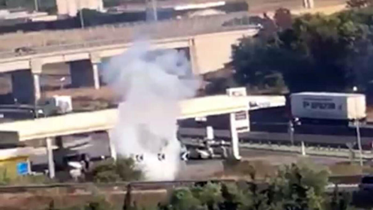 Lancio di petardi e scontri sulla Statale: si incrociano tifosi rivali - 