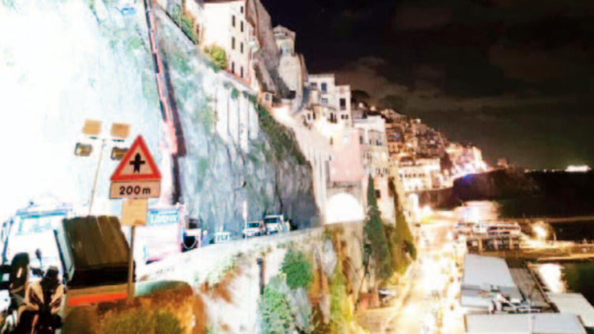 Masso sull'Amalfitana, lavori notte e giorno per riaprire la Statale - 