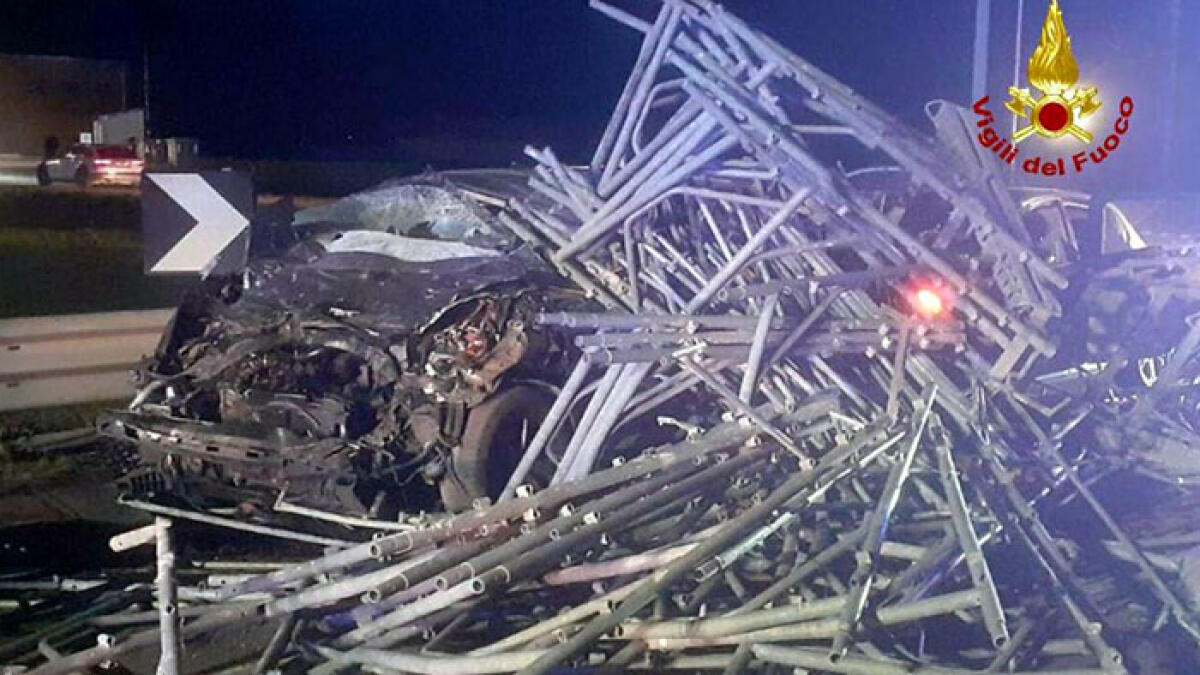 Camion perde il carico su auto in transito, morti due ragazzi - 