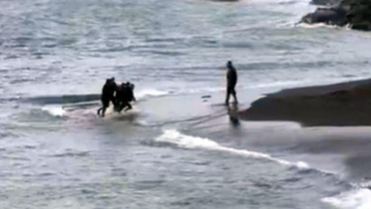 Si tuffa nel mare gelido e sotto la pioggia per evitare l'arresto - 