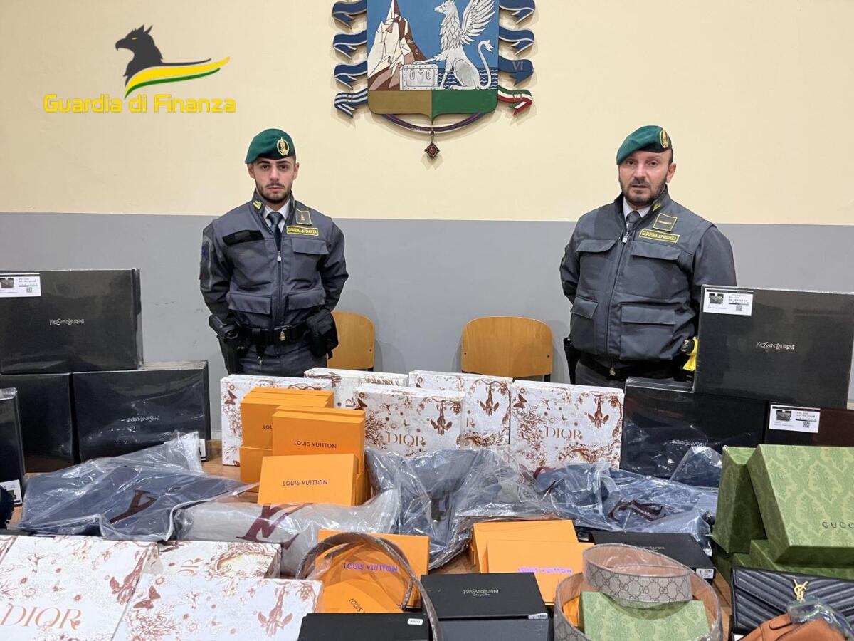 Merce contraffatta per un milione e mezzo di euro a Napoli IL VIDEO - 