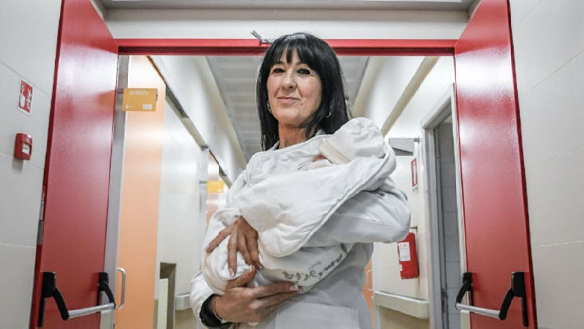 Parto nel traffico, interviene l'ostetrica vestita da tanguera - 