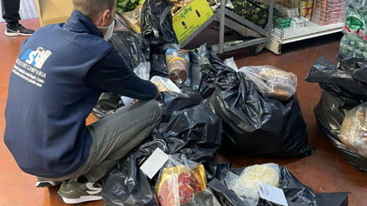 Clamoroso sequestro a Napoli: scoperte 20 tonnellate di alimenti arrivati dalla Cina - 