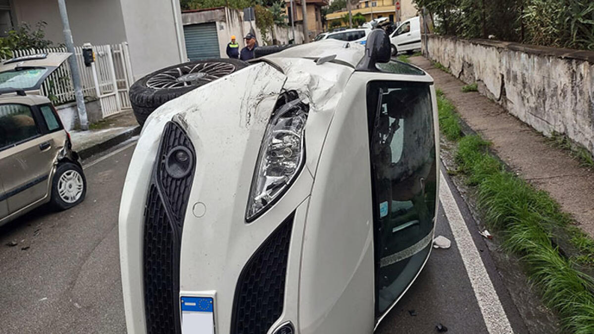 Auto si ribalta nella strada tra Poggiomarino e Terzigno - 