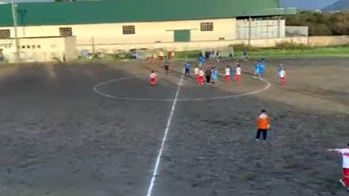 Allenatore prende a pugni i babycalciatori avversari: follia nel derby tra Angri e Paganese - 