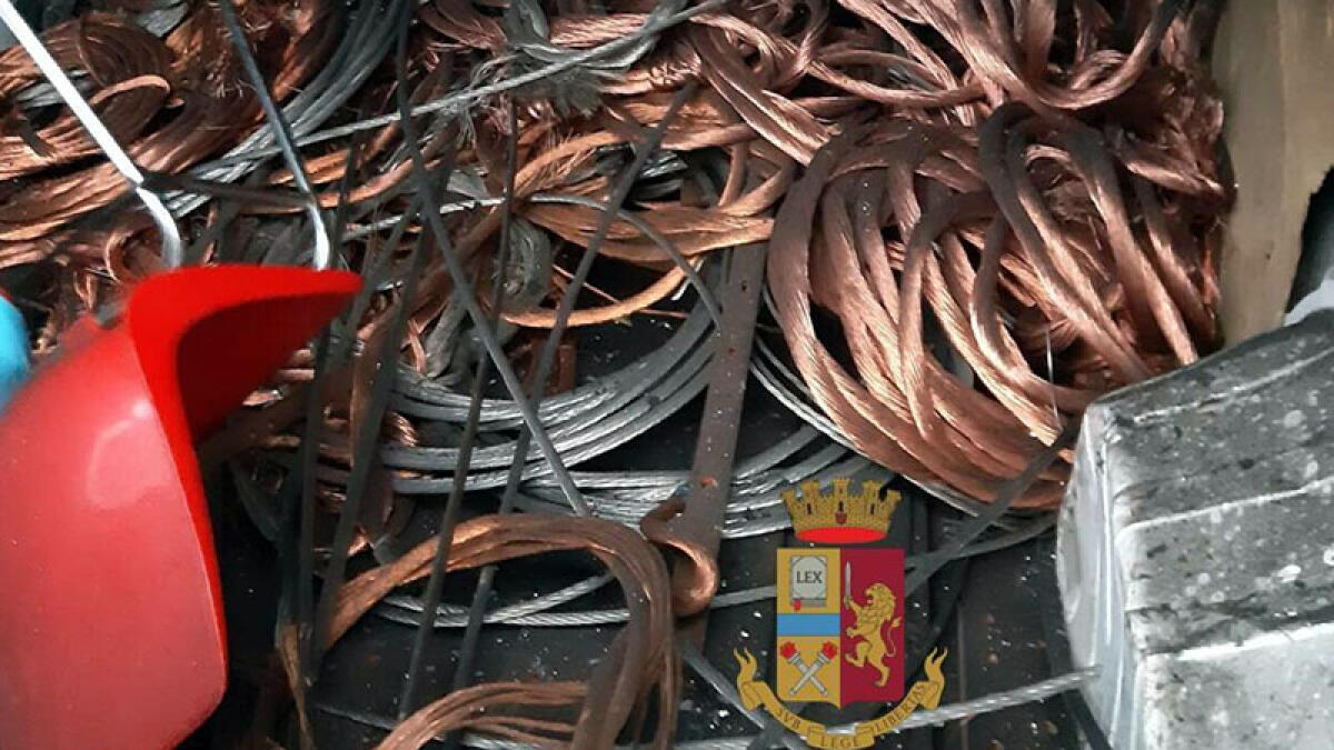 Rubano mezza tonnellata di rame dalle Ferrovie nel Napoletano - 