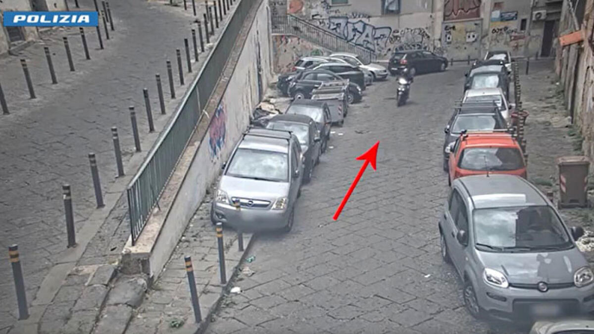 Donna rapinata, il balordo immortalato dalle telecamere - 