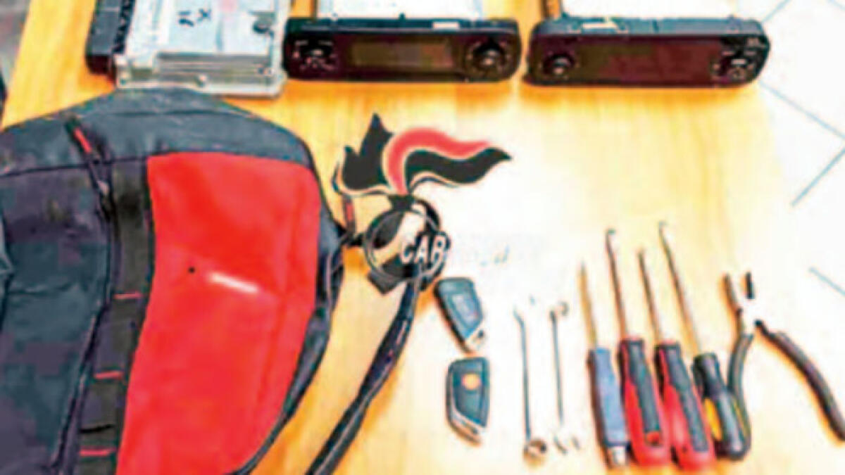 Kit per lo scasso trovato in un'auto rubata nei Paesi Vesuviani - 