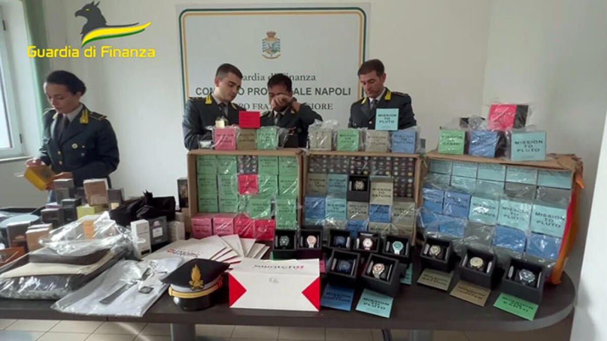 Moonswatch, Gucci, Hermés, Apple, Louis Vuitton, Prada e Burberry: tutto falso e pronto il Black Friday - 