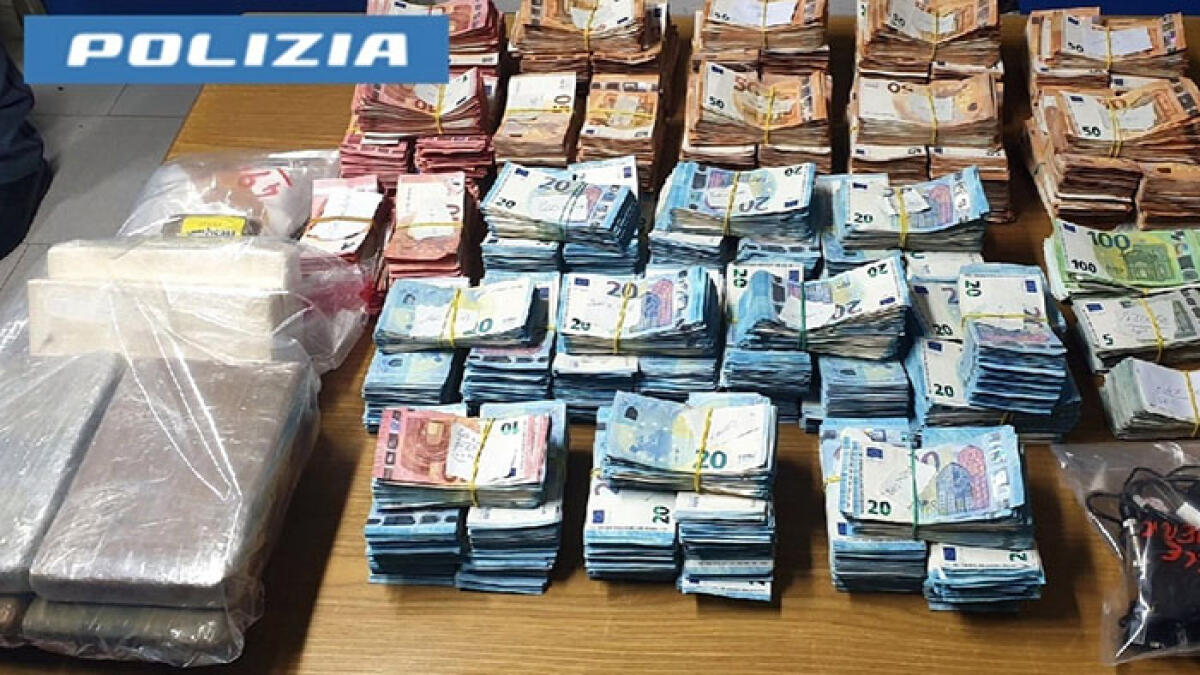 Droga, jammer e 600mila euro in contanti nella casa di una donna - 