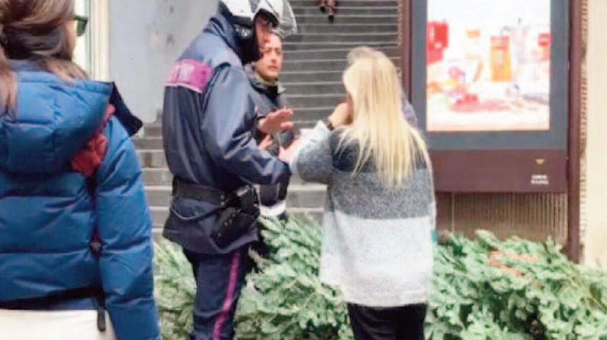 Teatro Augusteo assaltato dalla babygang per rubare l'albero di Natale - 