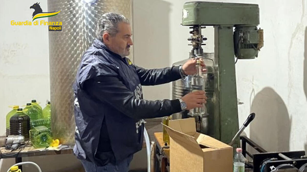 Olio, champagne e liquori contraffatti e di scarsa qualità: sequestrati 8mila litri a Striano IL VIDEO - 