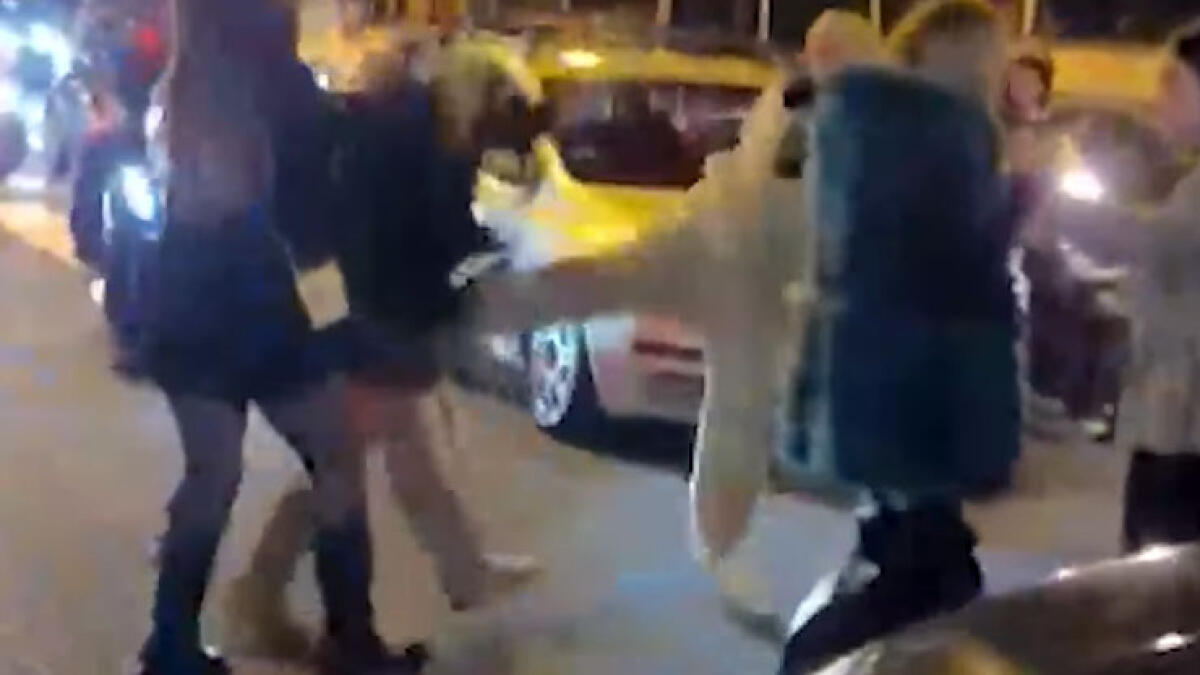 Lite nel traffico: ragazza viene colpita a calci - 