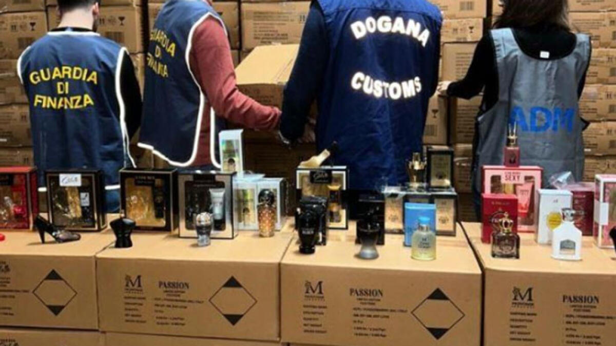 Sequestrati 110mila profumi contraffatti arrivati dall'India e destinati a Palma Campania - 