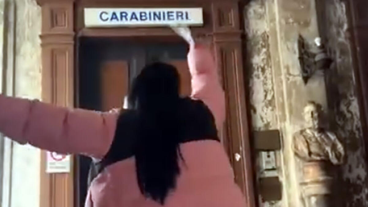 Rita De Crescenzo va a ballare davanti ai carabinieri e pubblica il video: "Atto di vilipendio" IL FILMATO - 