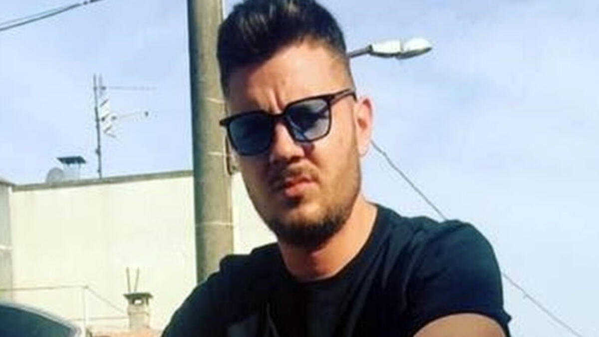 Lite con il padre, Roberto ucciso a coltellate e lasciato in strada - 