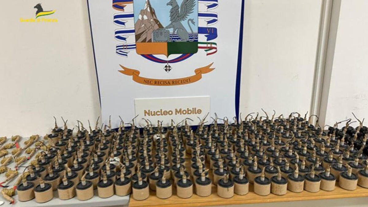 Ordigni di Capodanno, sequestrati 200 "botti" in un furgone - 