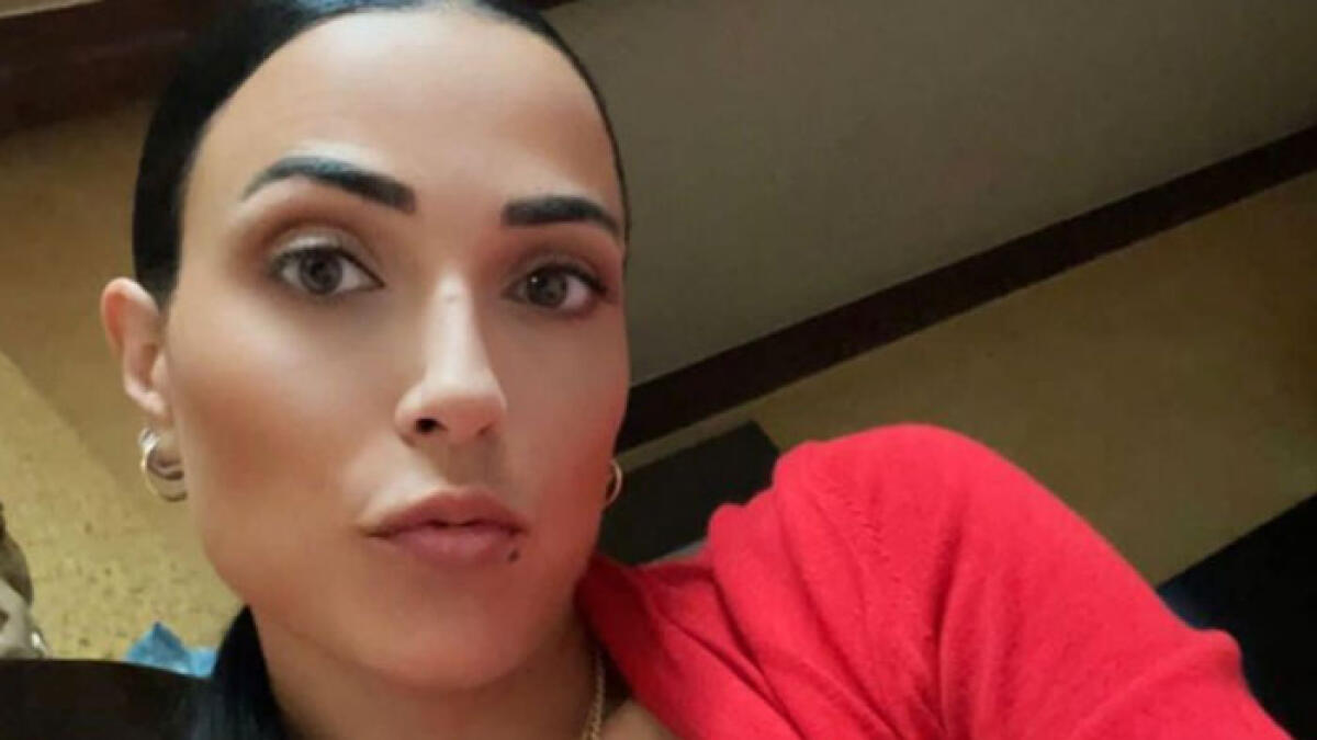 Serena riempita di botte e violenti colpi al volto nel suo negozio - 