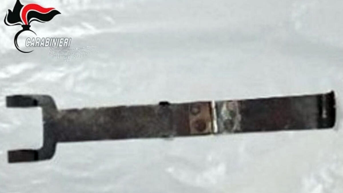 Con il metodo "a forchetta" rubavano soldi da bancomat e postamat - 