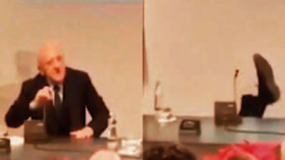 Gli sfilano la sedia, De Luca cade al brindisi di fine anno GUARDA IL VIDEO - 