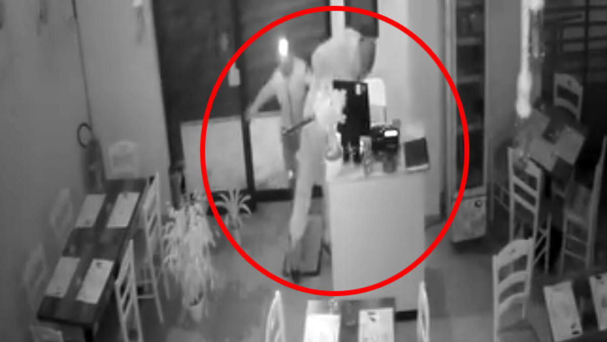 Svaligiata pizzeria nel Napoletano: portati via i tablet e anche le mance dei camerieri IL VIDEO - 