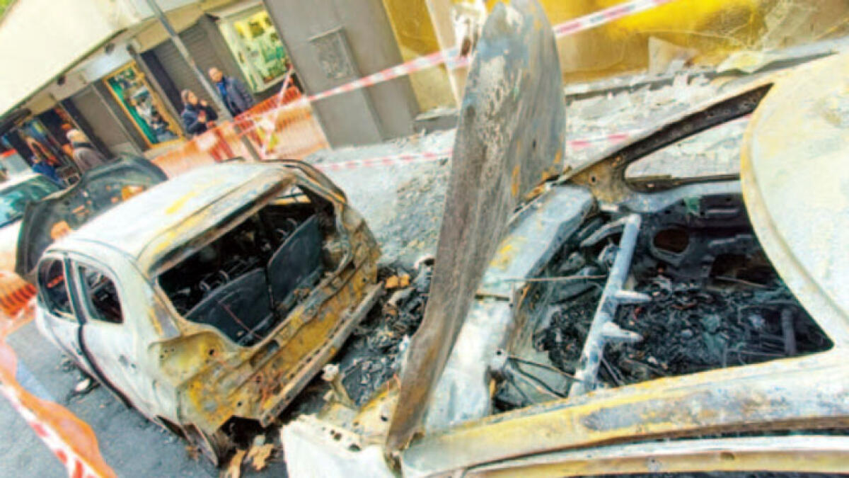 Tre auto distrutte dalle fiamme, notte di terrore - 