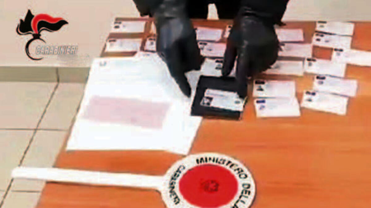 Documenti falsi per i clandestini, 2 arresti e business da 250mila euro in Campania - 