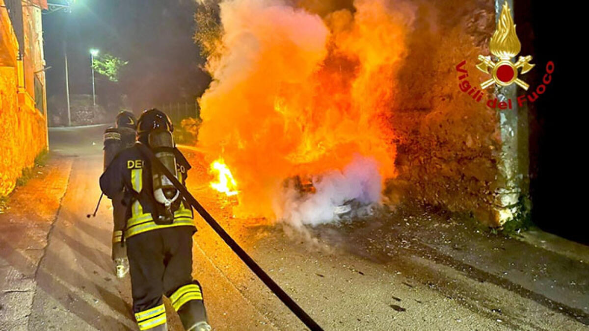 Incendio a Marigliano: distrutta un'auto, danneggiata un'altra - 