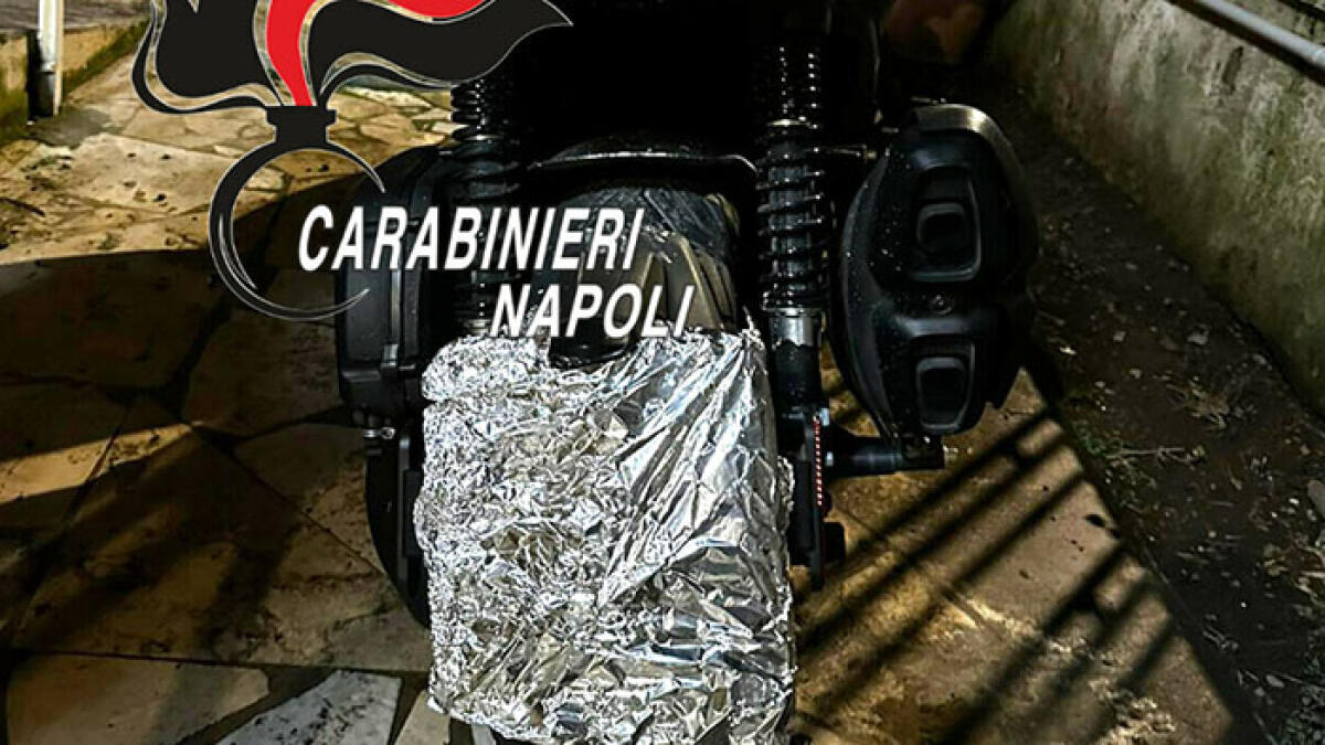 In scooter con la targa coperta e la pistola pronta a sparare - 