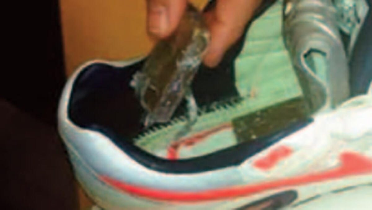 Droga nella suola della scarpa e quasi 5mila euro in contanti, preso - 