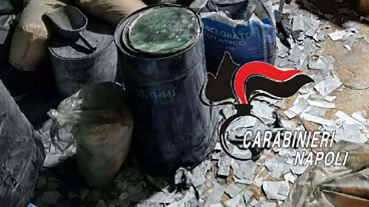 Fanno esplodere botti in strada e provocano incendio - 