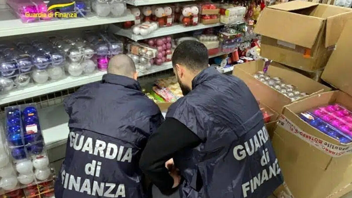 Blitz in depositi e negozi: sequestrati 90mila giocattoli pericolosi - 