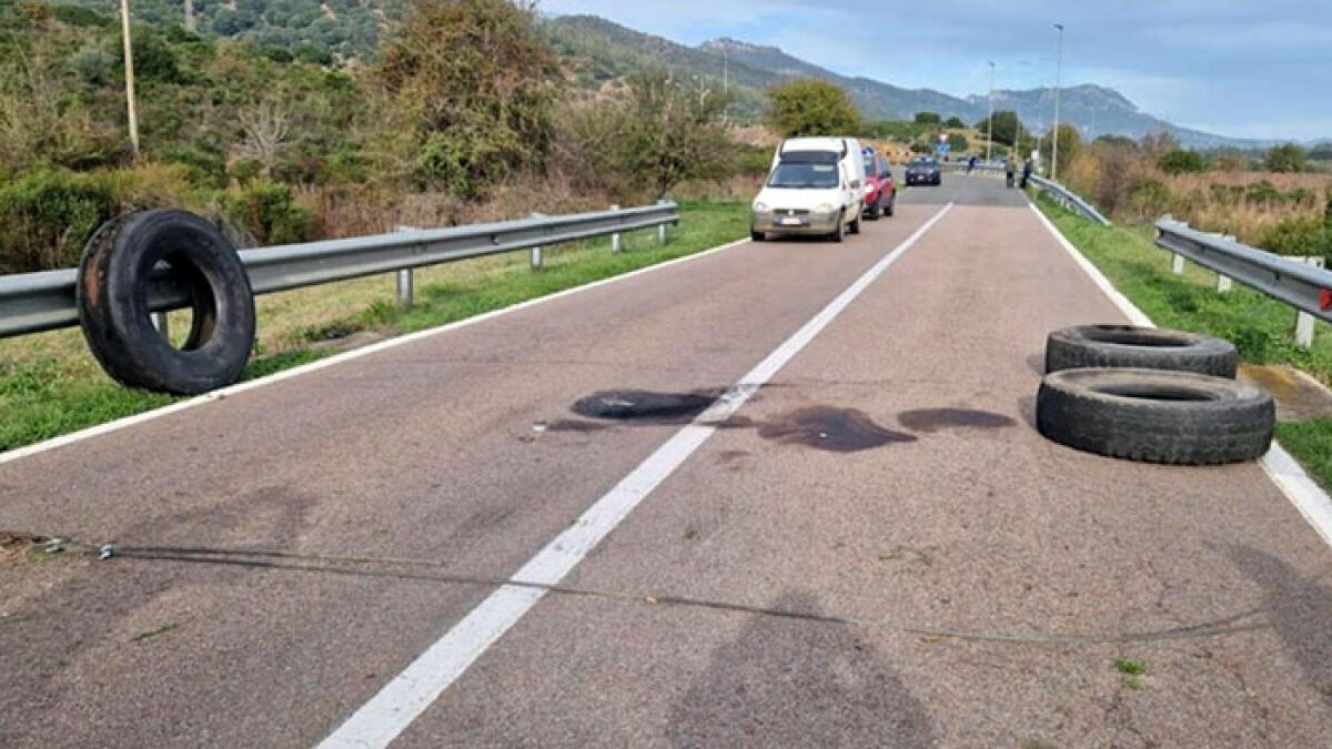 Auto in fiamme, spari e tir di traverso: due assalti ai portavalori in poche ore - 