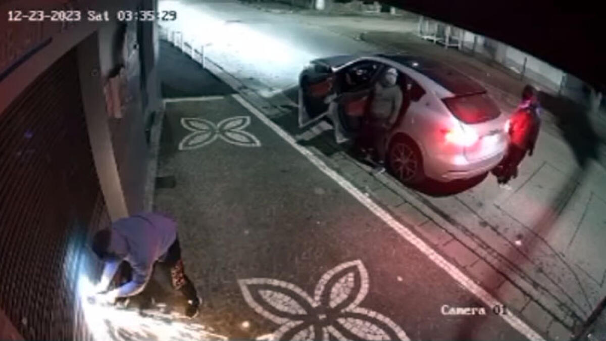 Rapina di Natale, i malviventi arrivano a bordo di una Jaguar - 