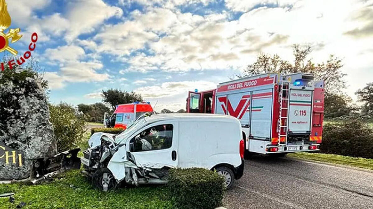 Furgone contro pietra ornamentale, muore a Natale - 