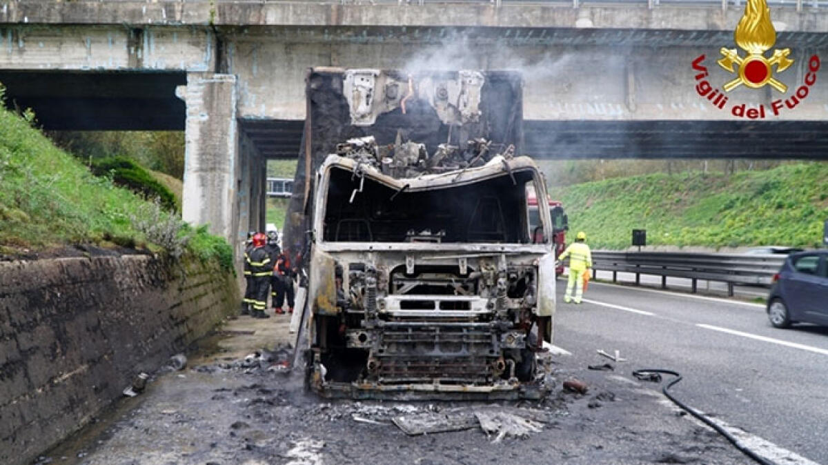 Altro camion in fiamme sullo stesso tratto dell'A16: situazione misteriosa e preoccupante - 
