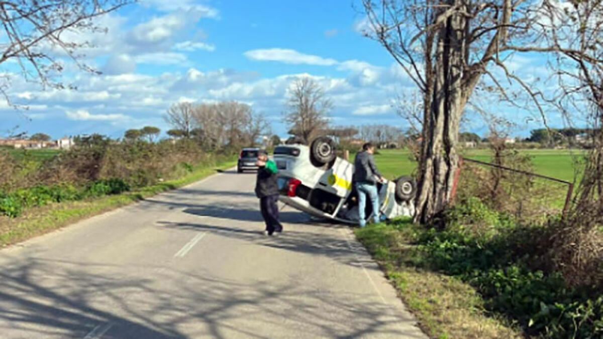 Si ribalta l'auto delle Poste, ferito il postino - 
