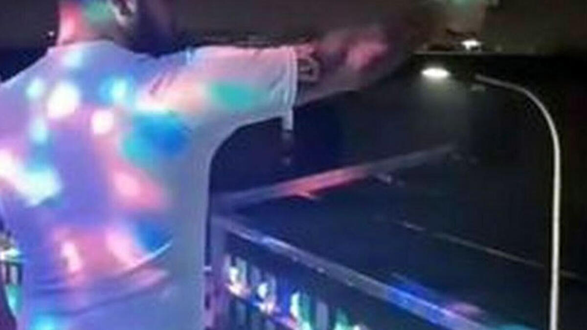 Spara dal balcone di casa e promette di "fare una strage" a Capodanno - 