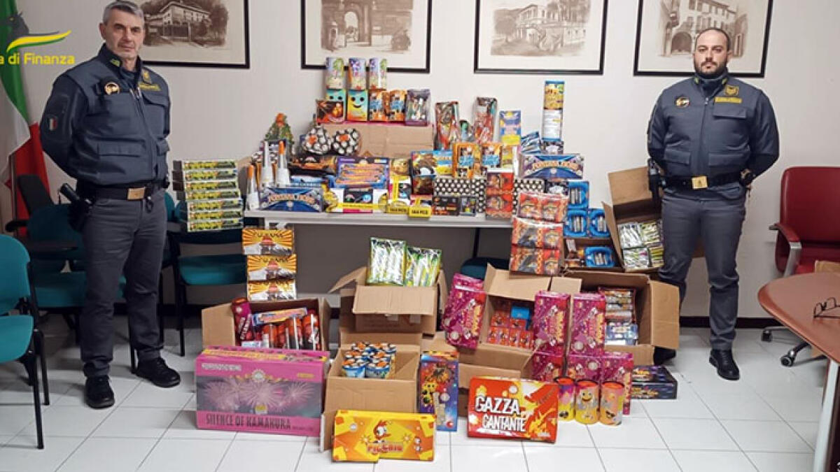 Ultimi blitz di Capodanno: sequestrati 36mila botti in un locale e nel garage - 