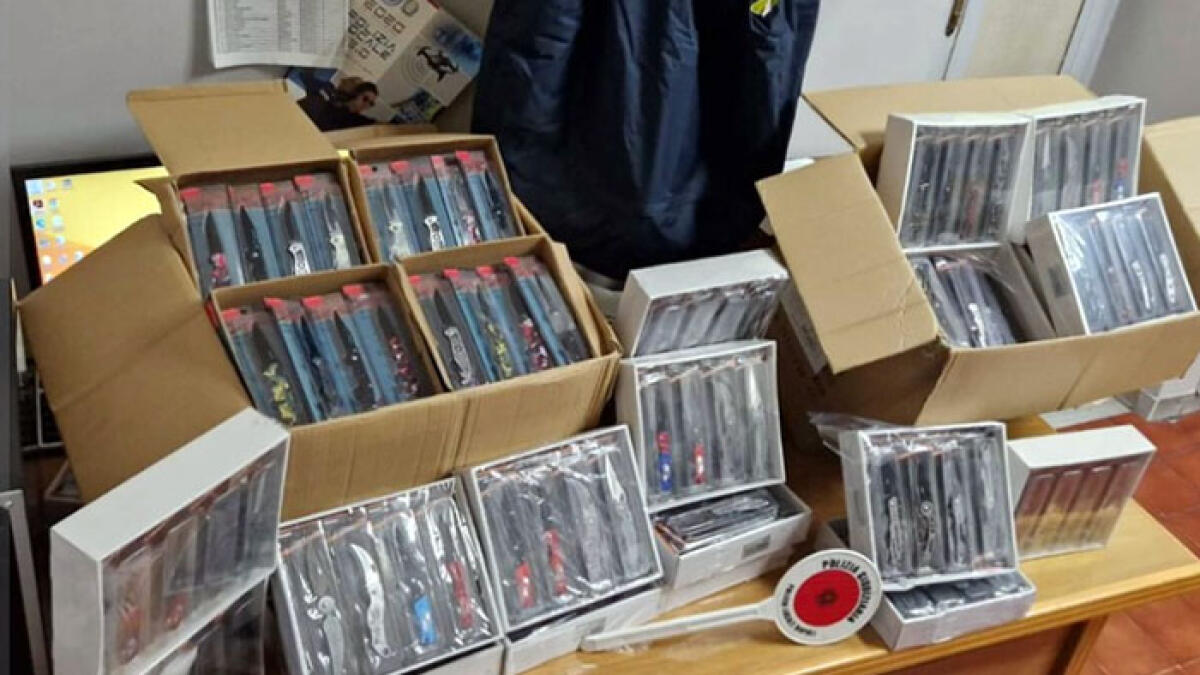 Oltre 600 coltelli a scatto in vendita: maxi-sequestro in un negozio - 