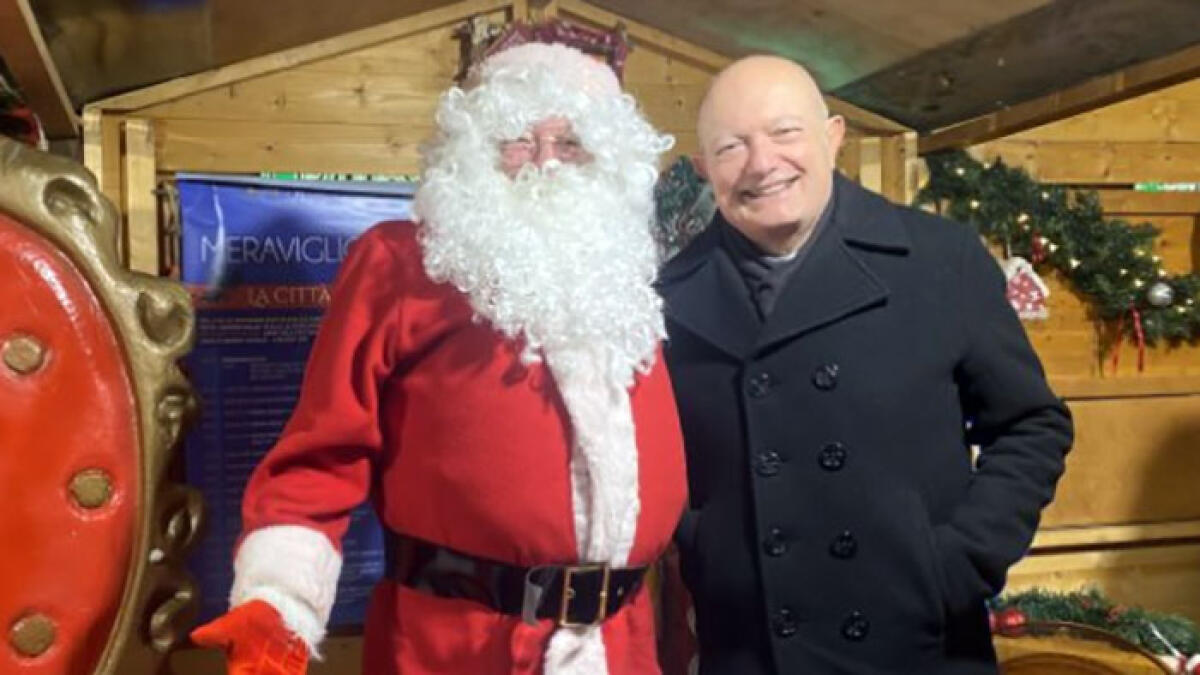 Il doppio spirito delle festività: foto del Vescovo con Babbo Natale - 