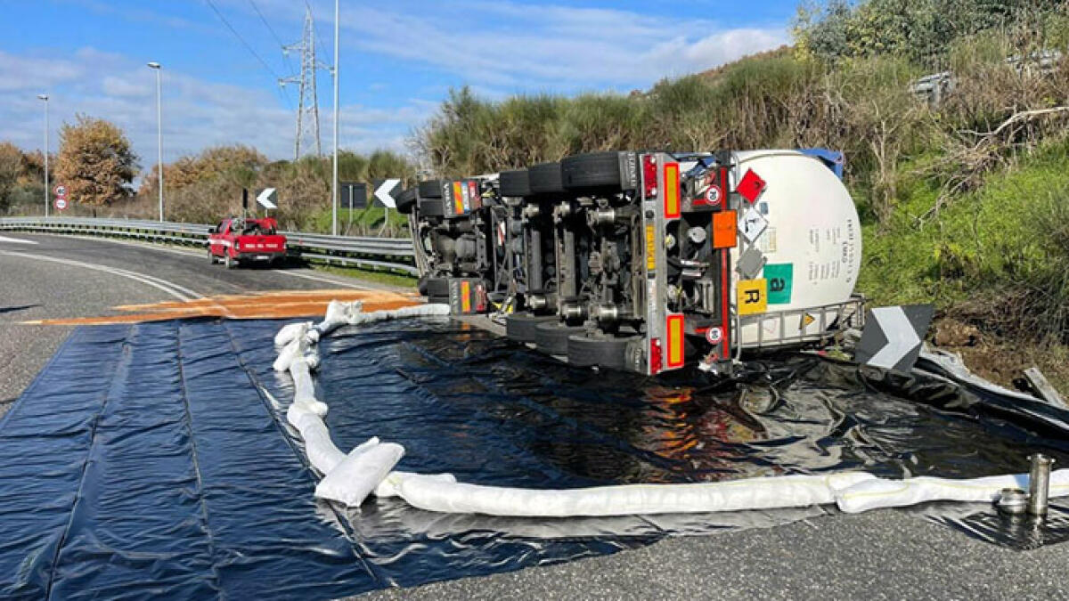 Autocisterna carica di benzina si ribalta sull'A2 - 