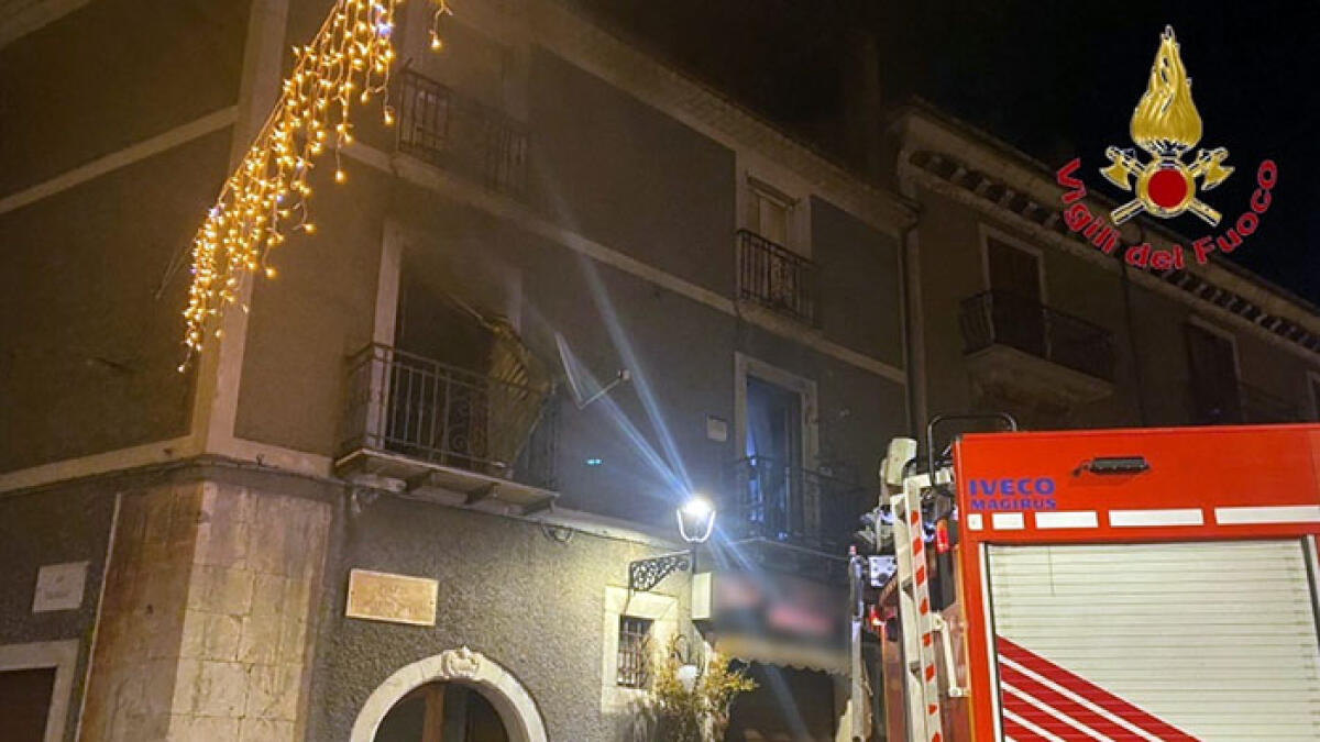 Vanno a festeggiare dai parenti, al ritorno trovano la casa in fiamme - 