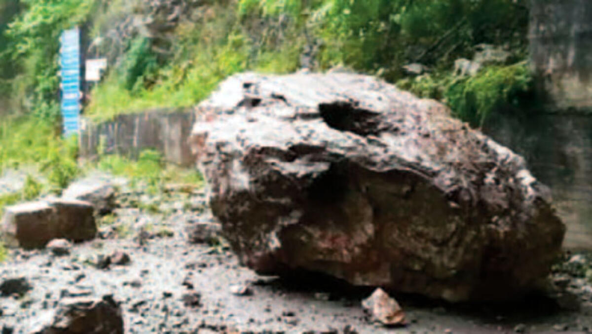 Caduta massi sulla Statale in Costiera: è tutto bloccato - 