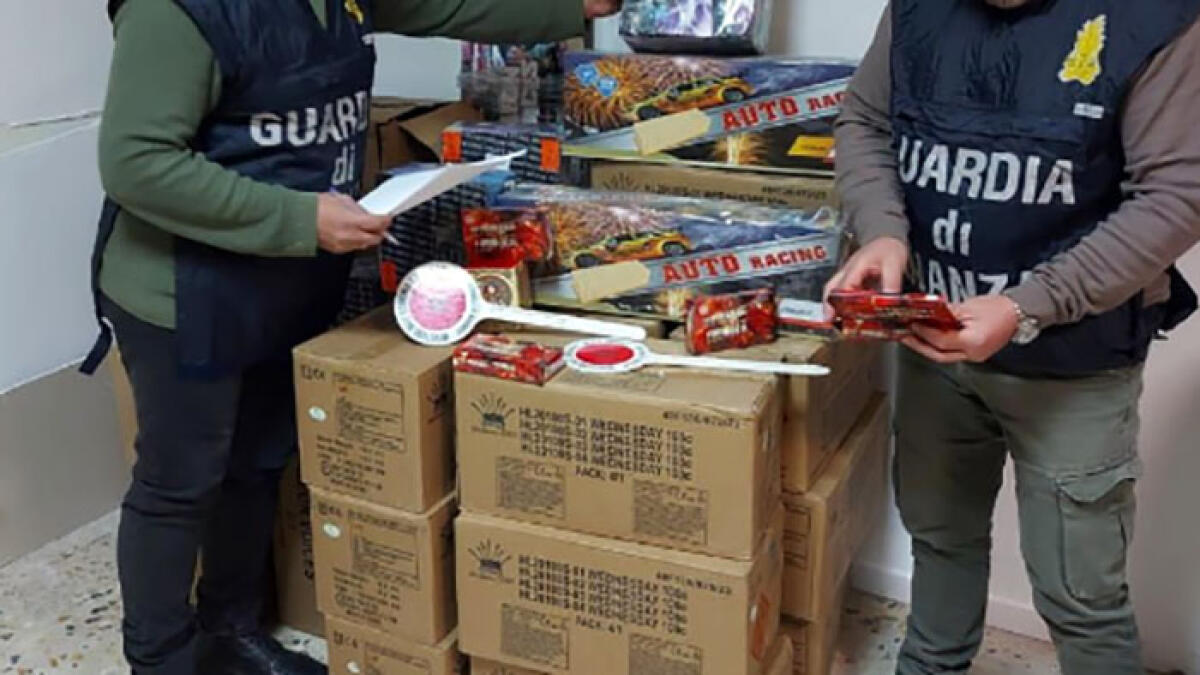 Sequestro da 1,2 tonnellate di botti: 48mila petardi in casa a Boscoreale, torna l'immagine di Maradona - 