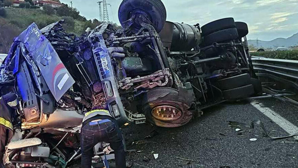 Si ribalta tir cisterna sull'A2: muore il camionista - 