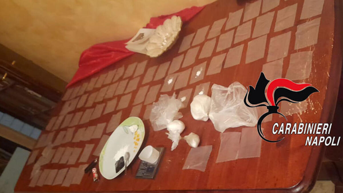 La tavola è imbandita, ma per confezionare la droga - 