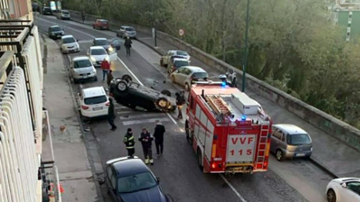 Si ribalta auto all'alba: momenti di panico - 
