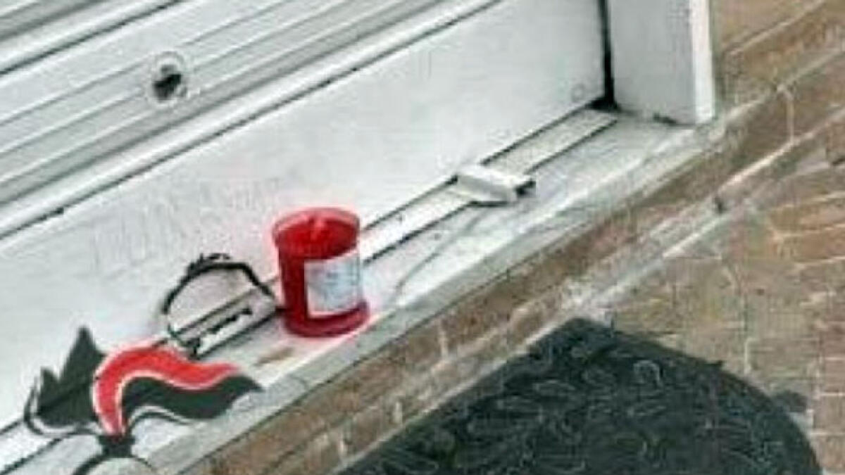 Lumino votivo e rosa nera davanti al luogo di lavoro dell'ex - 