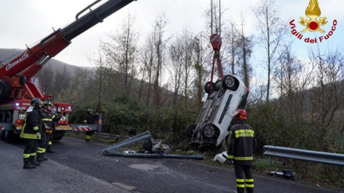 Auto si ribalta e precipita, in ospedale una donna del Nolano - 